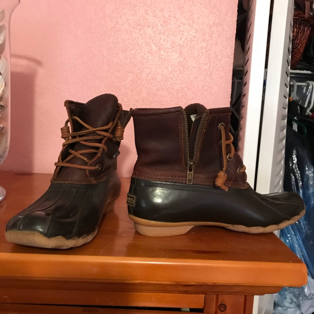Sperry duck boots size 8. Brown